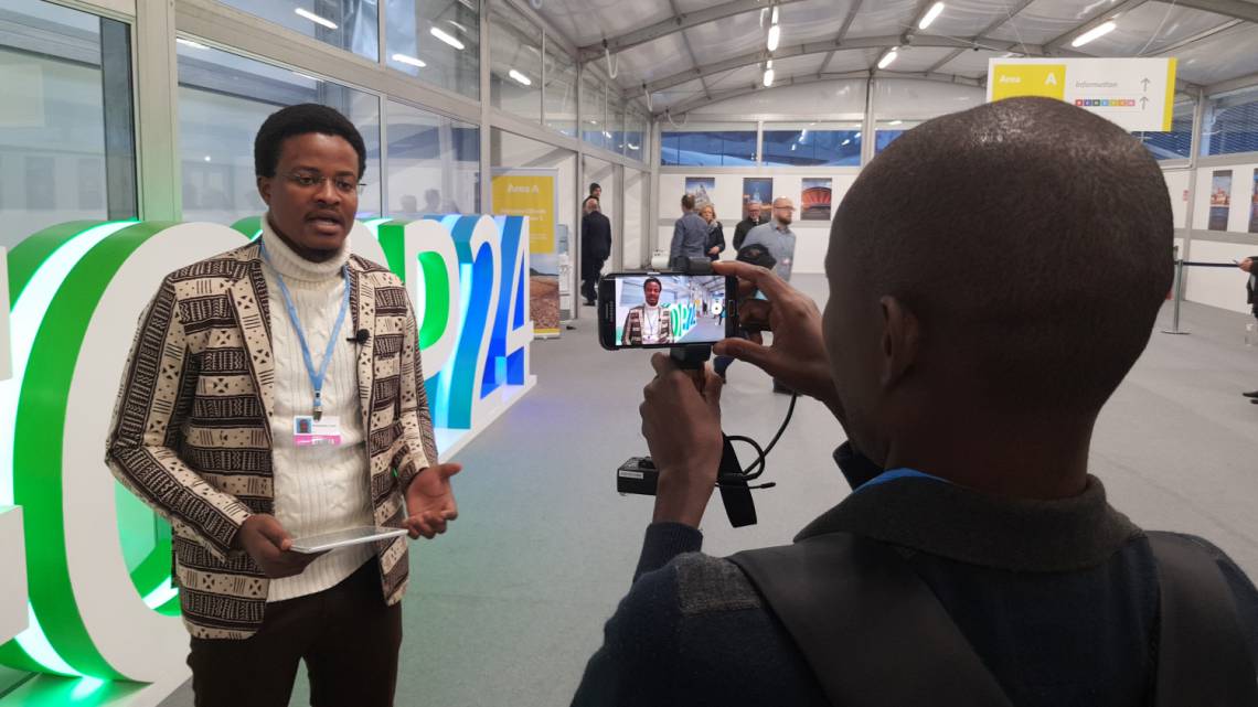 Mouhamadou Touré, Rédacteur-en-chef adjoint de Studio Tamani, à Katowice en Pologne avec l&#039;équipe de la Fondation Hirondelle pour couvrir le sommet.