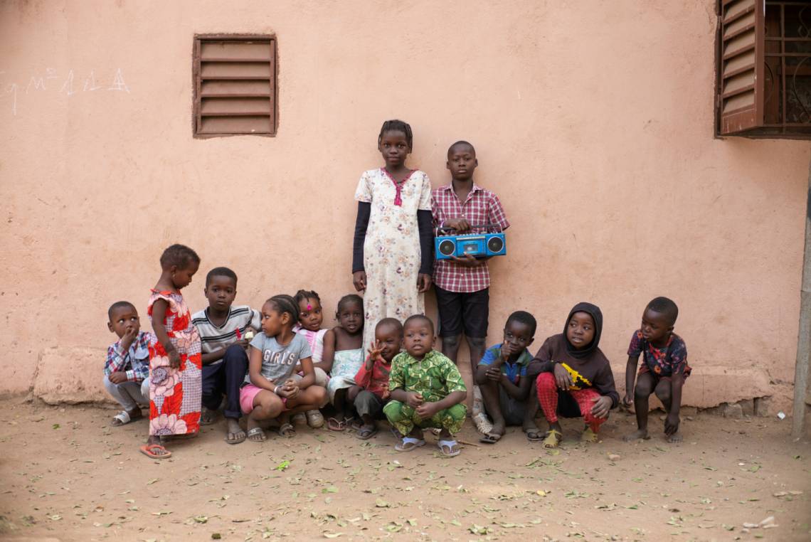 Des leçons scolaires sont diffusées quotidiennement sur le réseau des radios partenaires du Studio Tamani pour soutenir les élèves privés d&#039;école. 