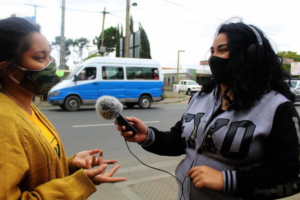 Journaliste du Studio Sifaka en reportage dans les rue de la capitale malgache, Antananarivo.