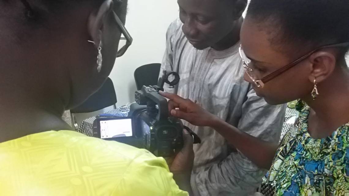 Journalistes de Studio Tamani à Bamako, Mali, pendant la formation en production vidéo pour les réseaux sociaux organisée par la Fondation Hirondelle.