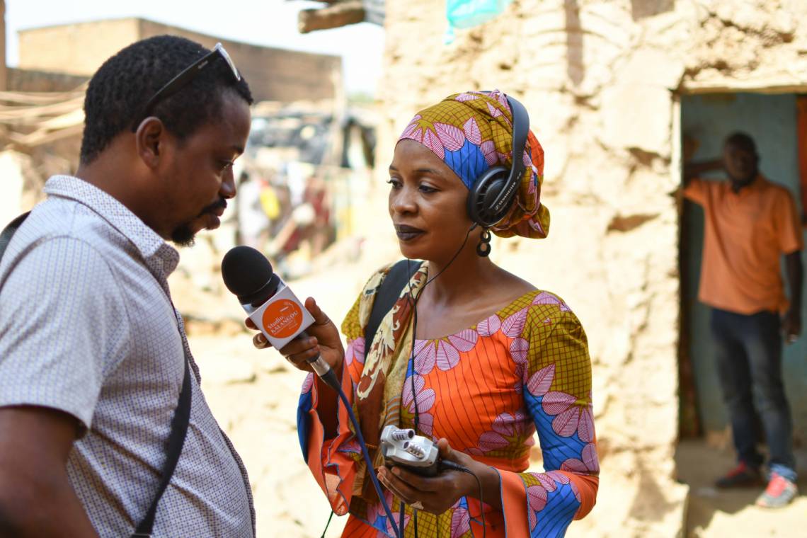 « Une journaliste de Studio Kalangou en reportage à Niamey, Niger » 