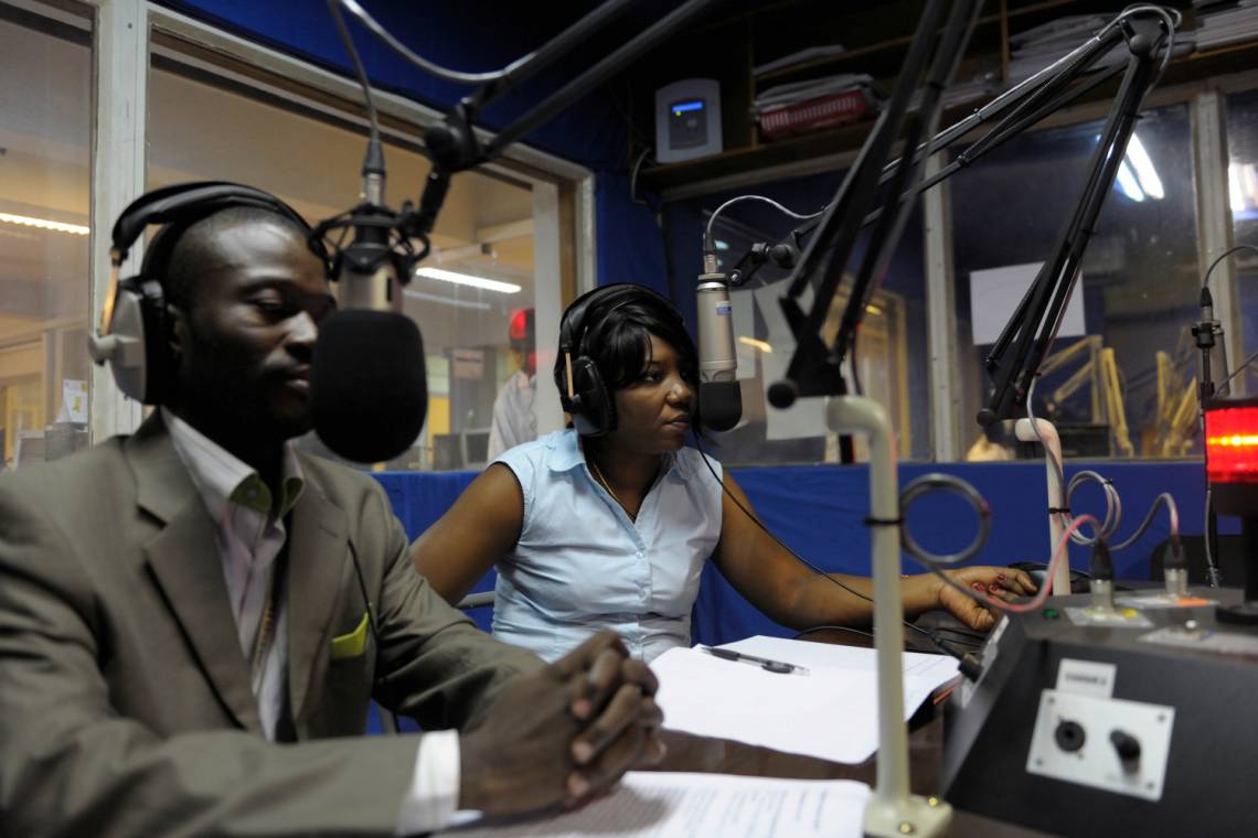 Deux journalistes dans le studio de Radio Okapi à Kinshasa, en 2010. 