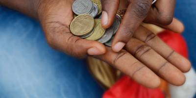 Tillabéri / In Ouallam, shopkeepers use worn coins to pay the market tax