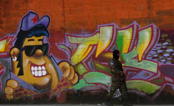  A soldier patrols in the streets of San Salvador as violence reaches new heights, 19.10.2017.