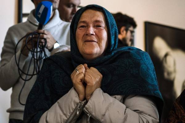 A victims&#039; relative reacts as she watches a live TV broadcast of the Mladic judgment from the ICTY in a room at the memorial in Potocari, near Srebrenica on November 22, 2017.