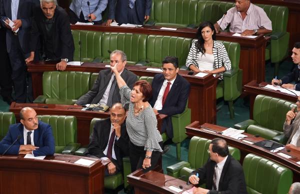 Ambiance houleuse à l&#039;Assemblée tunisienne pour l&#039;adoption d&#039;une loi d&#039;amnistie des fonctionnaires.