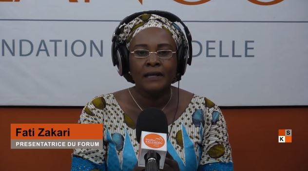 Une des présentatrices de l&#039;émission &quot;Forum&quot; de Studio Kalangou, diffusée désormais à la fois en version audio, par 45 radios nigériennes, et vidéo, par 5 chaînes de télévision partenaires.