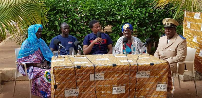 Mouhamadou Touré, journalist of Studio Tamani, with the guests of the &quot;Grand Dialogue&quot; talk-show, relocated to Kangaba, in the South-West of Mali.