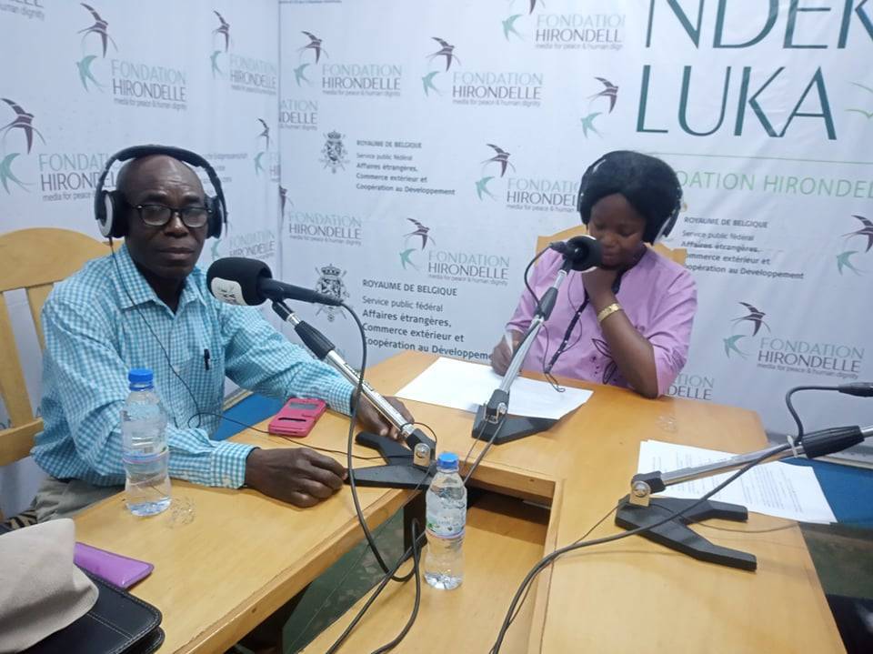 Dans le studio de Radio Ndeke Luka, pendant l&#039;émission de dialogue des cultures et des religions.