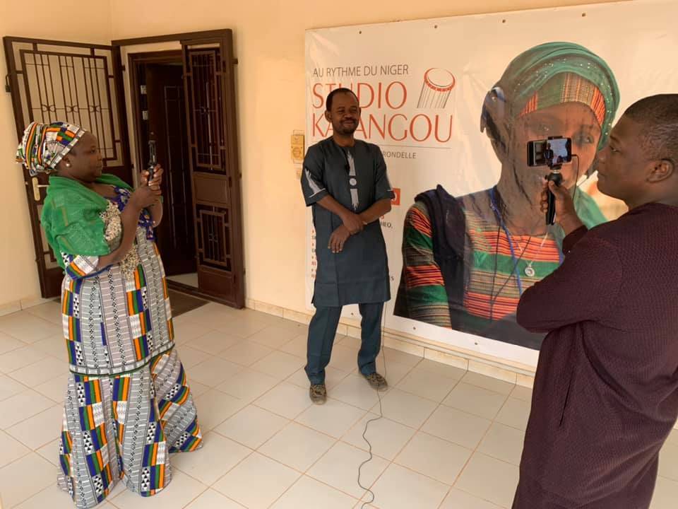 Studio Kalangou journalists making a mobile video teaser during the training of the Studio Kalangou team in Niamey in February 2020.