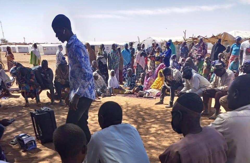 Une séance d’écoute collective dans un camp de déplacés internes à Djibo, dans le nord du Burkina Faso. 