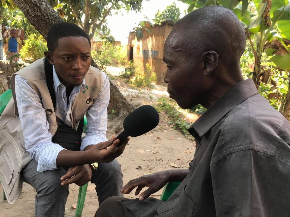 Un jeune journaliste du programme Ngoma Wa Kasaï en reportage à Kananga auprès de réfugiés congolais de retour d&#039;Angola, en juin 2019.