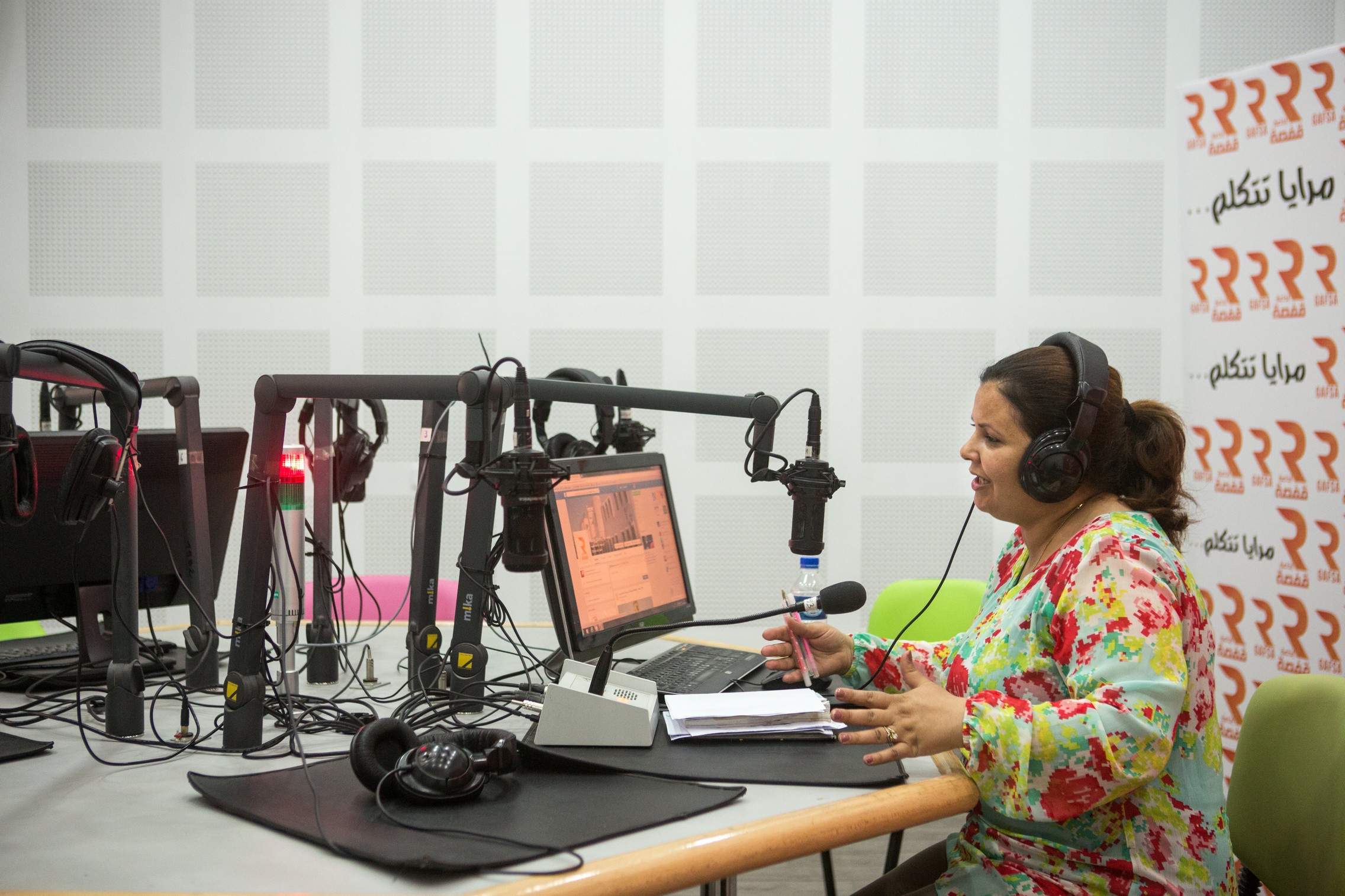 Dans un studio de la radio Gafsa, radio régionale tunisienne ayant bénéficié d’un appui de la Fondation Hirondelle, le 16 juin 2015 © Fondation Hirondelle / Gwenn Dubourthoumieu