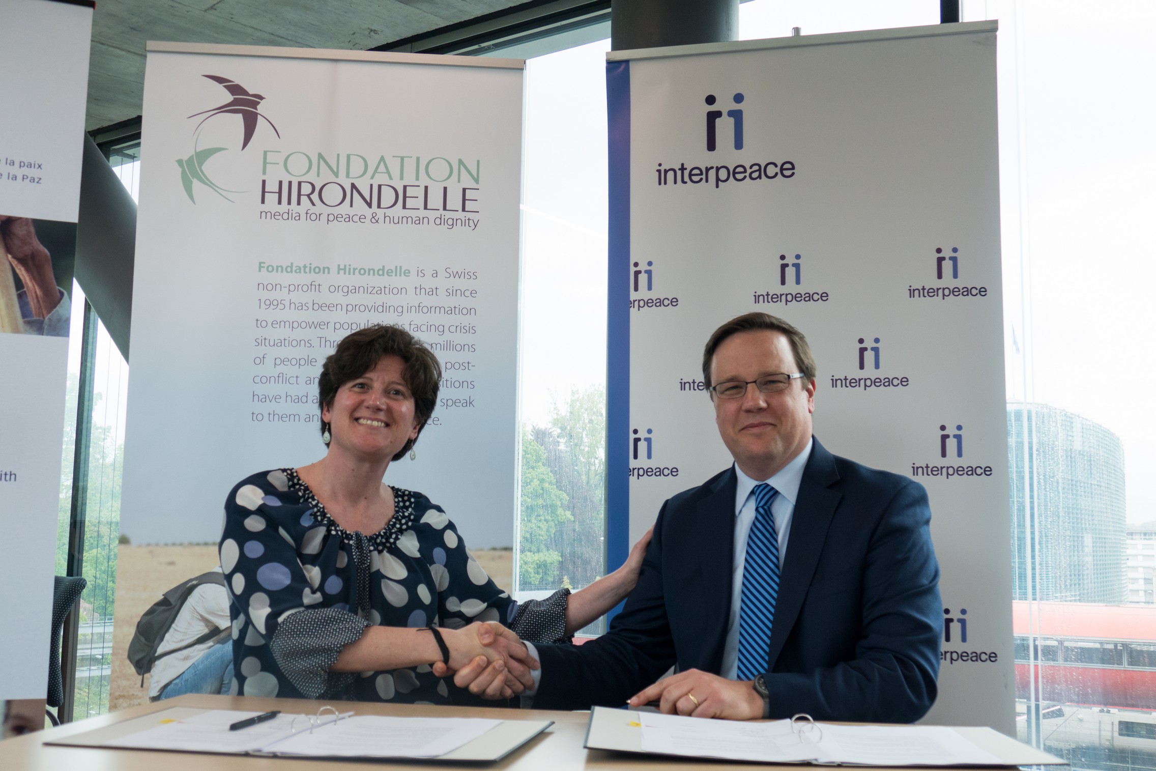 Signature du partenariat entre la Fondation Hirondelle et Interpeace à la Maison de la Paix à Genève le 4 mai 2017 © Fondation Hirondelle / Fabian Jobin