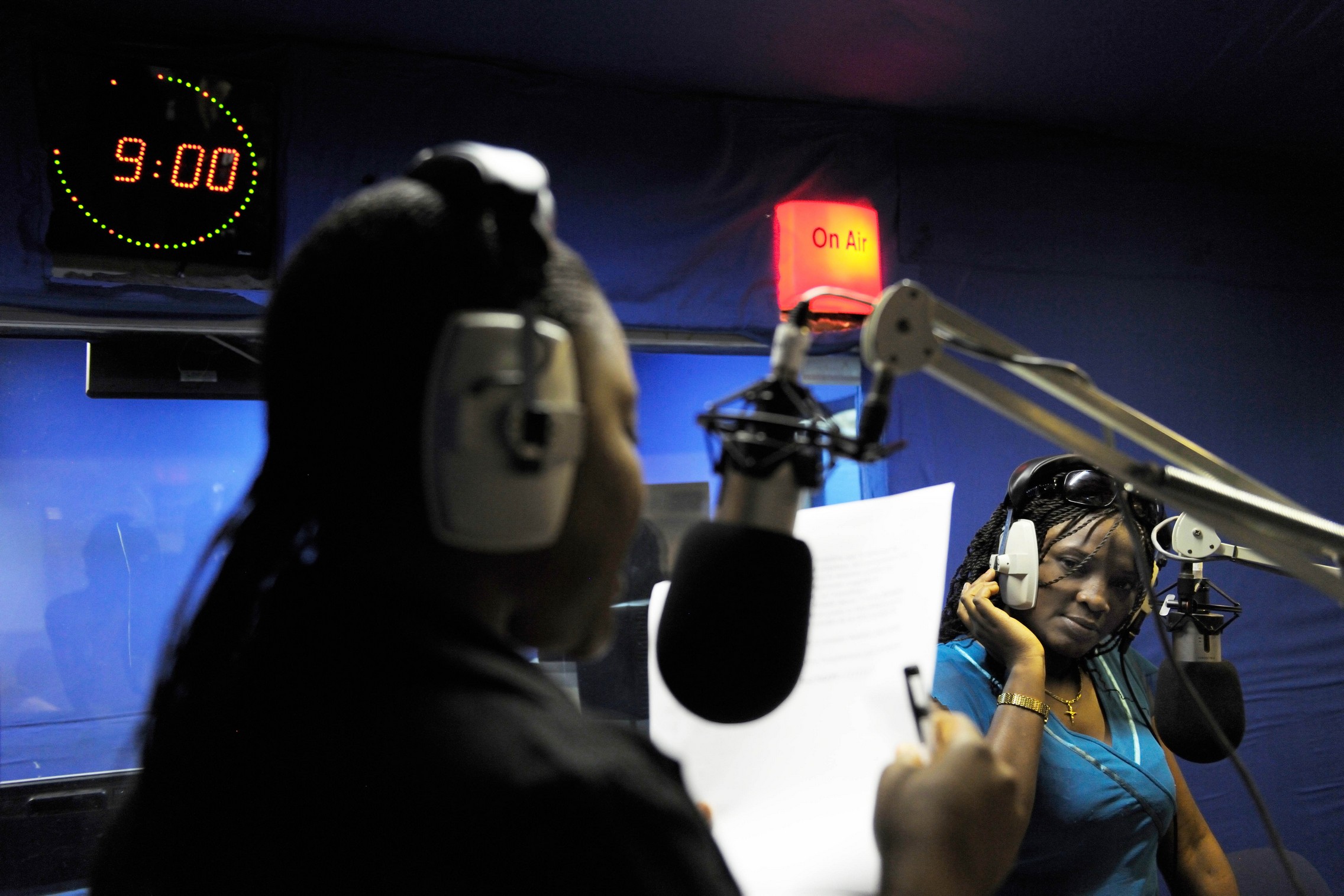 Dans le studio de Radio Okapi à Kinshasa en 2010 © Fondation Hirondelle / Lam Duc Hien