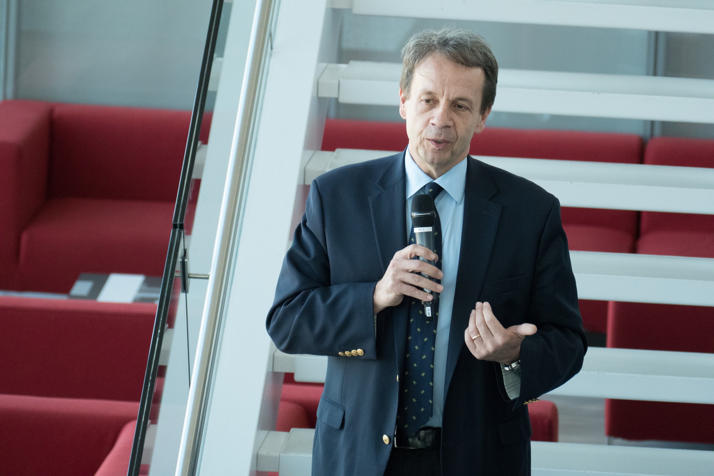 Discours de Gilles Marchand, Directeur général de la RTS, dans les locaux de la RTS à Genève lors de la remise du Prix Ousseimi de la tolérance à la Fondation Hirondelle le 29 mars 2017 © Fondation Hirondelle / Fabian Jobin