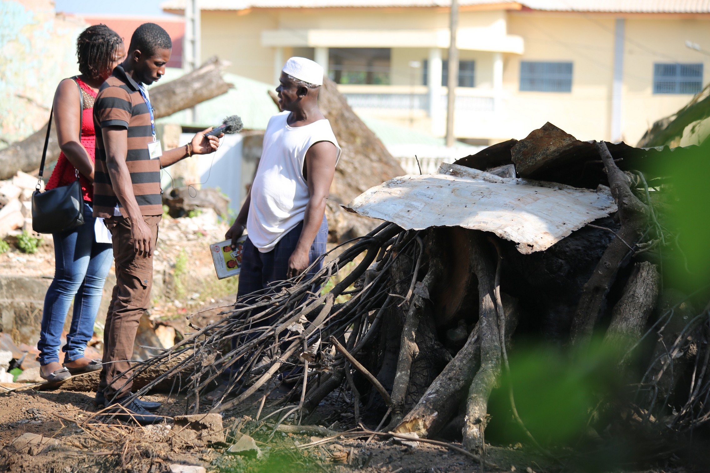 Reportage sur la déforestation par les jeunes reporters du Studio Hirondelle Guinée. © Fondation Hirondelle / Tristan Miquel Reportage sur la déforestation par les jeunes reporters du Studio Hirondelle Guinée. © Fondation Hirondelle / Tristan Miquel