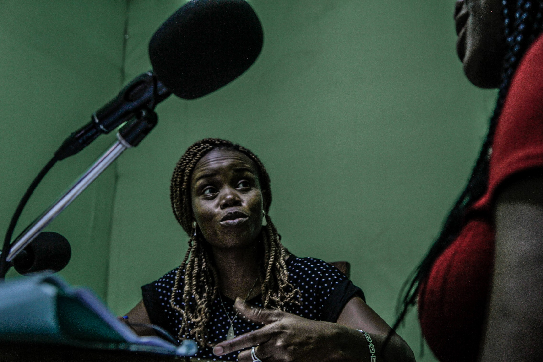 Dans le studio de Radio Ndeke Luka à Bangui, Centrafrique, le 20 février 2017. © Fondation Hirondelle / Marc Ellison Dans le studio de Radio Ndeke Luka à Bangui, Centrafrique, le 20 février 2017. © Fondation Hirondelle / Marc Ellison