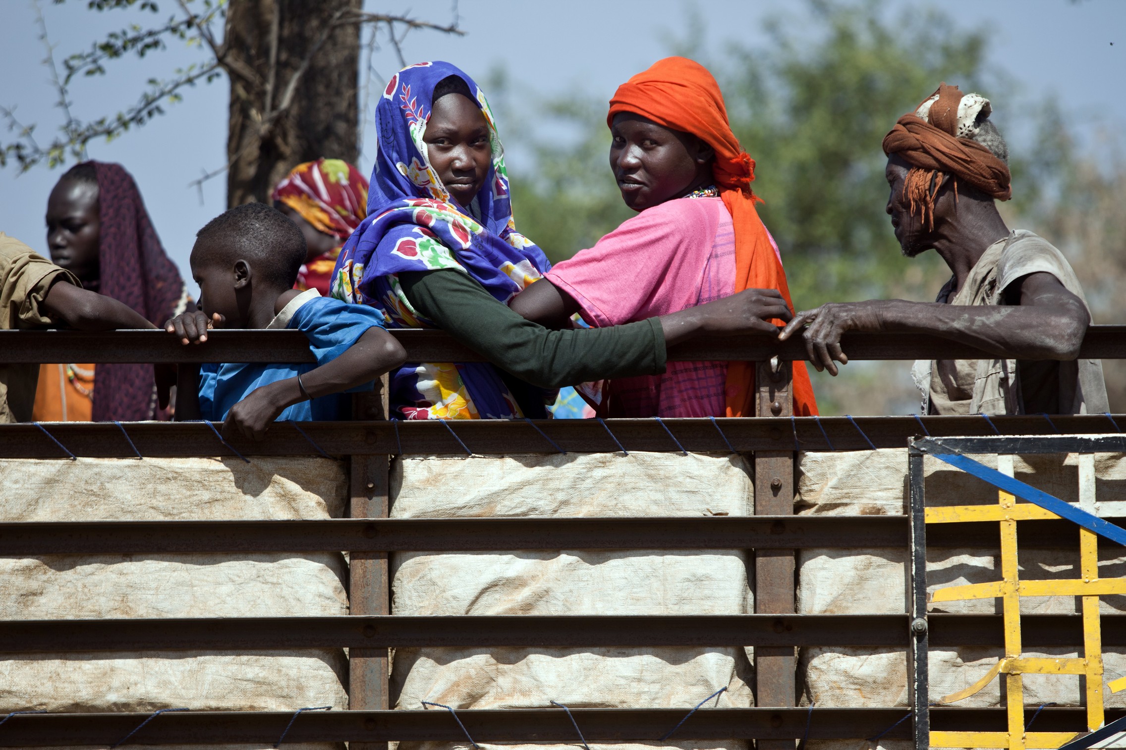Des réfugiés transportés dans un camp de transit au Soudan du Sud, en décembre 2012. © Fondation Hirondelle / Gwenn Dubourthoumieu