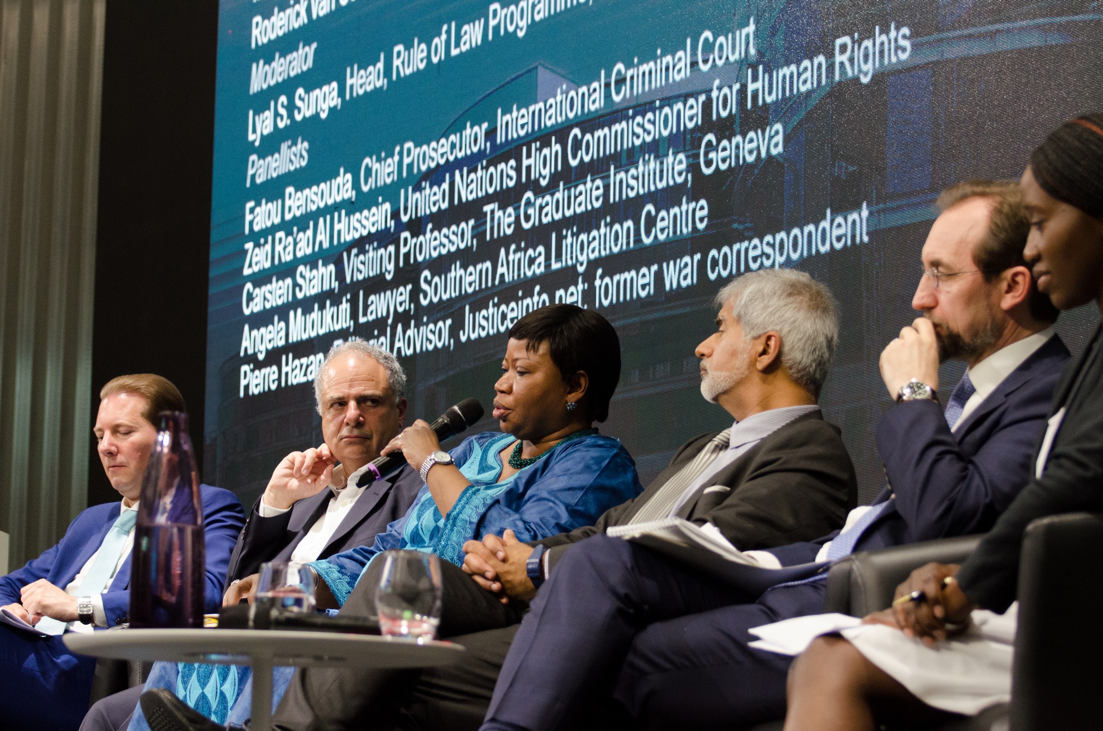 Discussion sur la justice transitionnelle au Graduate Institute à Genève en juin 2016 avec la Procureure générale de la Cour pénale internationale, Fatou Bensouda, le Haut commissaire des Nations Unies aux droits de l’Homme, Zeid Ra’ad Al Hussein, et le conseiller éditorial de Justice Info, Pierre Hazan. © Fondation Hirondelle / Léandre Duggan