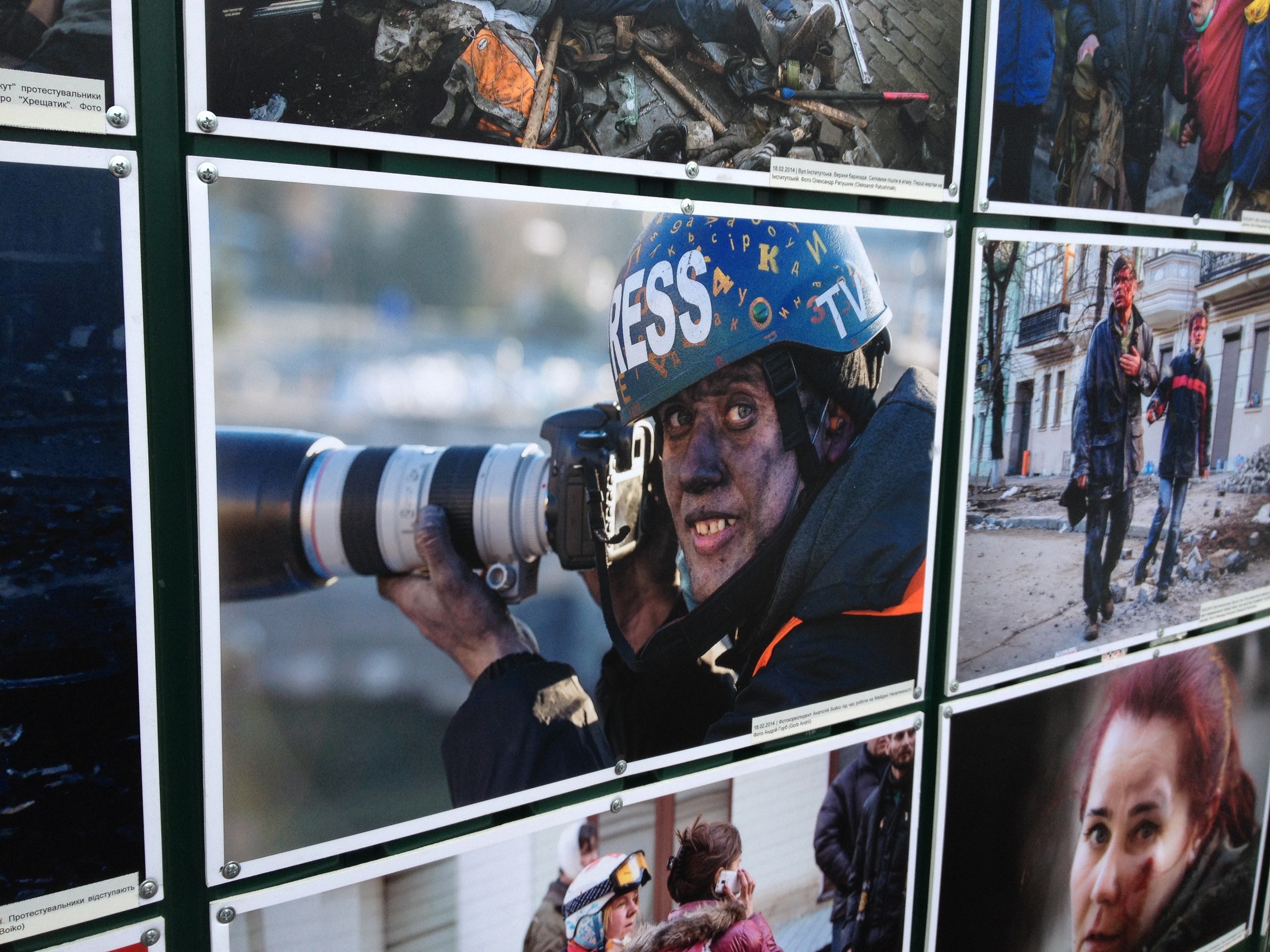 Exposition de photos sur la révolution et le conflit en Ukraine, place Maidan à Kiev, en novembre 2014. © Fondation Hirondelle / Gabrielle Kaprielian Cunin