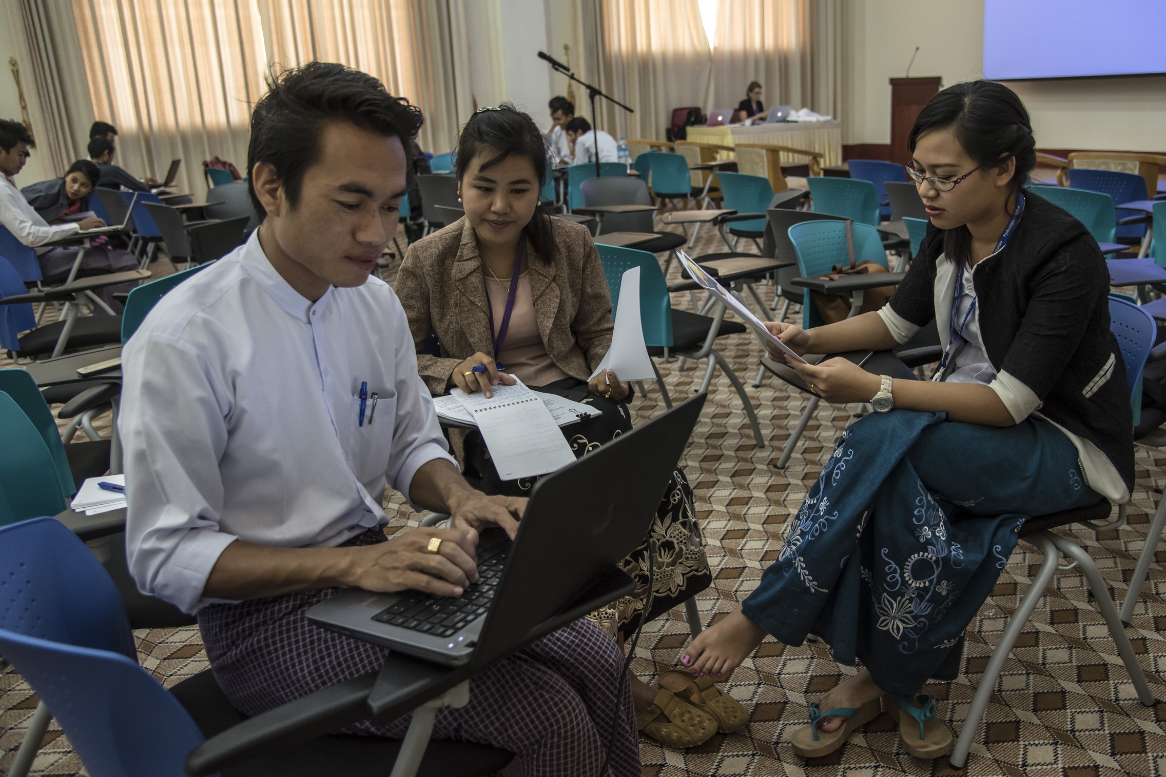 Atelier de formation de journalistes parlementaires au Myanmar organisé par la Fondation Hirondelle, en octobre 2016. © Fondation Hirondelle / Thierry Falise