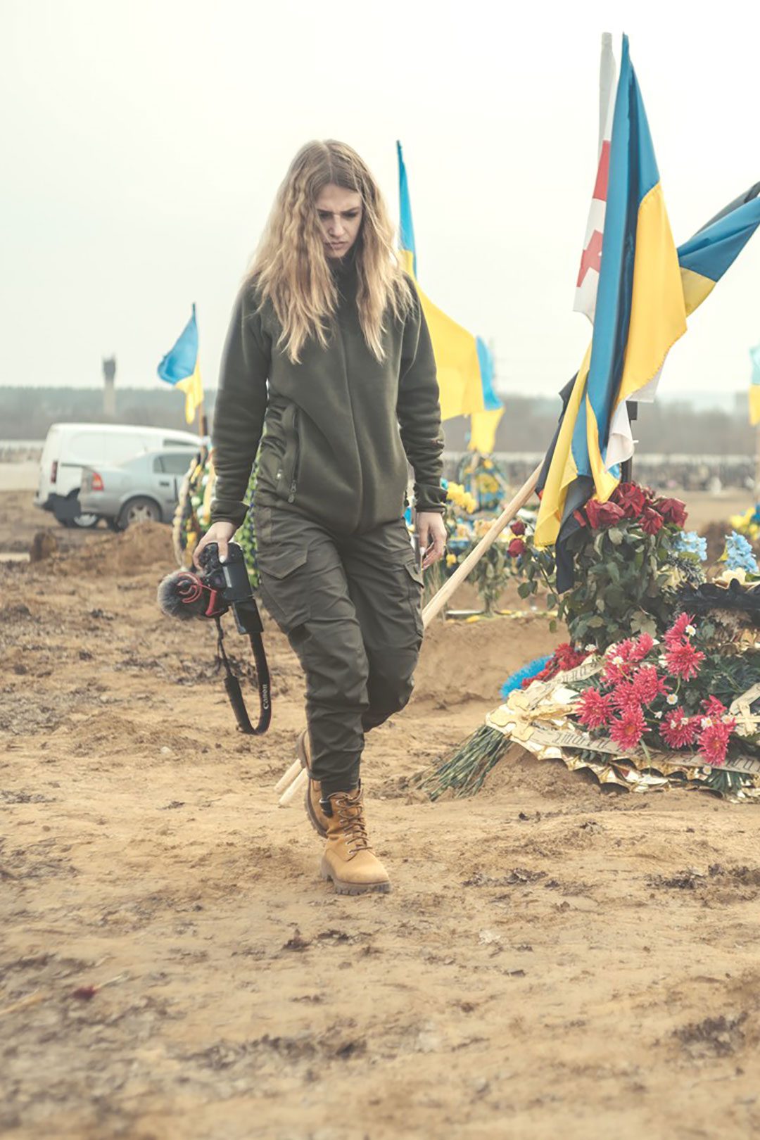 Une journaliste du Kharkiv Time filme les funérailles d'un soldat du régiment Kraken, à Kharkiv, en Ukraine. © Florent Vergnes / Fondation Hirondelle / 2023