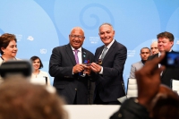 Passage de relais entre Salaheddine Mezouar, Ministre marocain des Affaires Etrangères et Président de la COP22, et Frank Bainimarama, Premier Ministre des Fiji et Président de la COP23, lors de la cérémonie d'ouverture de la conférence internatinale sur les changements climatiques le 6 novembre à Bonn, en Allemagne.