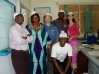 Jennifer Bakody avec les journalistes de Radio Okapi à Kindu et Yves Renard, rédacteur en chef de Radio Okapi, en 2004.