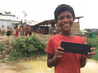 Un jeune réfugié dans le camp de Jamtoli au Bangladesh, lors du test du dispositif d'écoute du programme d'information de la Fondation Hirondelle.