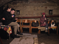 Katerina se cache dans le refuge de Lviv, au sous-sol, pendant l'alerte avec son petit ami et son chien, en Ukraine, 2022.