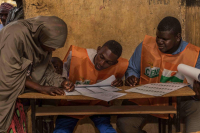 Dans un centre de vote, lors du premier tour des élections législatives et présidentielles au Niger, le 27 décembre 2020 à Niamey.  