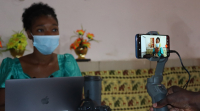 Pendant la formation sur la réalisation de vidéos par smartphones pour 18 journalistes Guinéens à Conakry, fin novembre 2020.