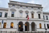 Des participants et observateurs du procès d'Ousmane Sonko s'apprêtent, ce 8 janvier au matin, à entrer dans le tribunal fédéral suisse de Bellinzone.