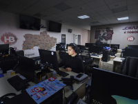 Par exemple, lorsque la guerre a éclaté en Ukraine, le studio principal de la Radio NV a été déplacé de Kiev à Lviv, mais seules sept personnes sont restées à Kiev. Olena Rusinova, rédactrice en chef de l'émission matinale de la Radio NV, originaire de Berdansk, en faisait partie.