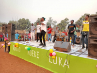 L'émission publique a eu lieu dans le Stade municipal de Bambari et a attiré la foule. 
