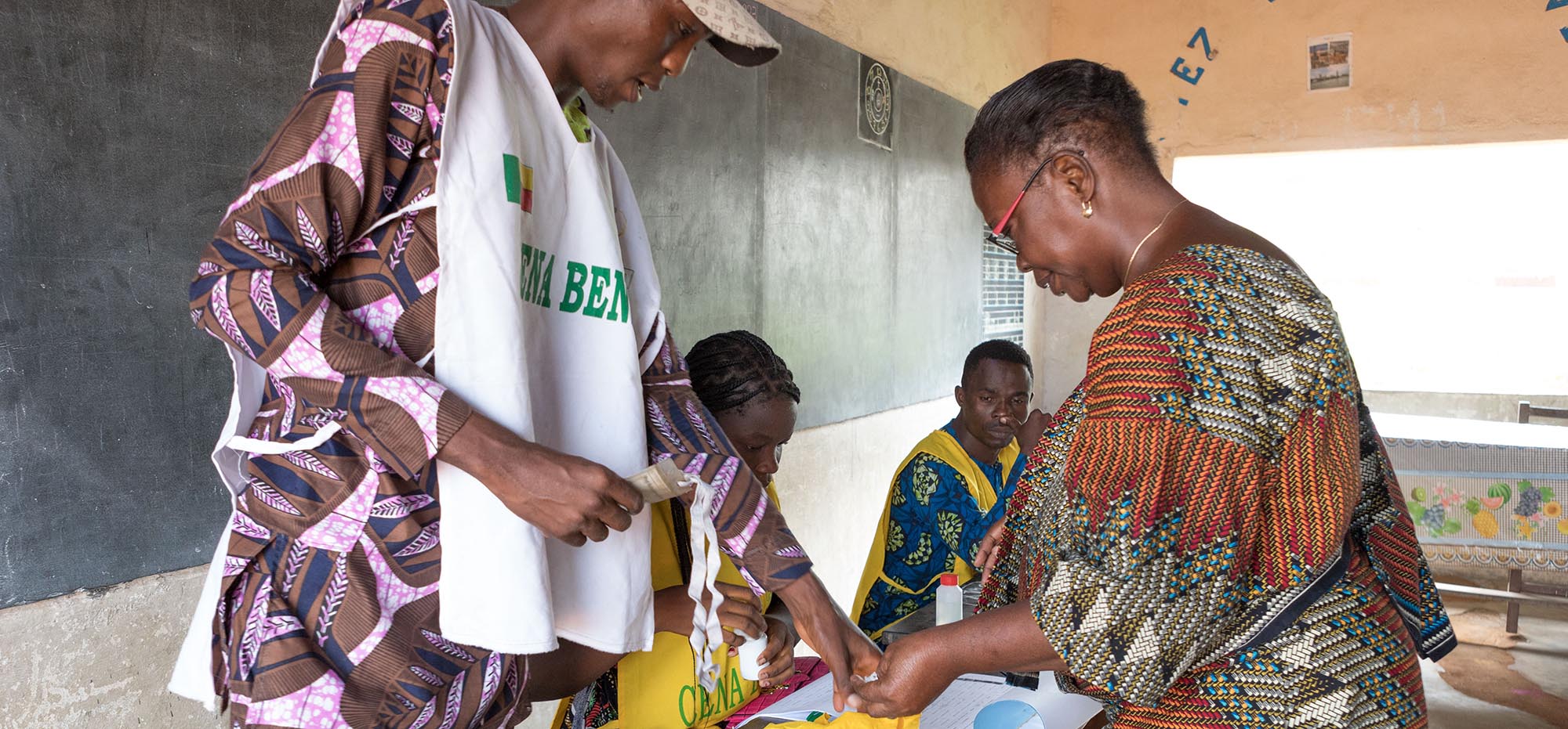 ©Yanick Folly - Un électeur est assisté par des agents électoraux dans un bureau de vote de l'école primaire publique d'Agla Est à Cotonou lors des élections législatives au Bénin le 8 janvier 2023