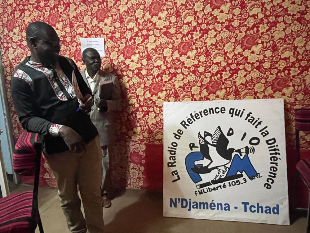Rencontre avec des journalistes dans les locaux de Radio Liberté au Tchad en janvier 2023, lors d’une mission d’évaluation de la Fondation Hirondelle.