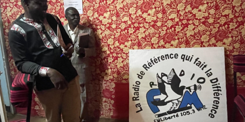 Rencontre avec des journalistes dans les locaux de Radio Liberté au Tchad en janvier 2023, lors d’une mission d’évaluation de la Fondation Hirondelle.